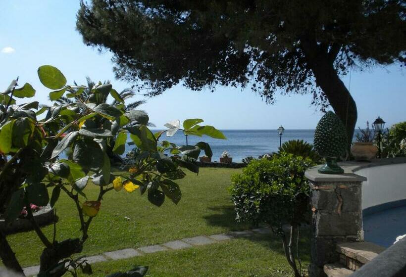 هتل Arathena Rocks