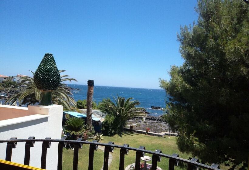 هتل Arathena Rocks