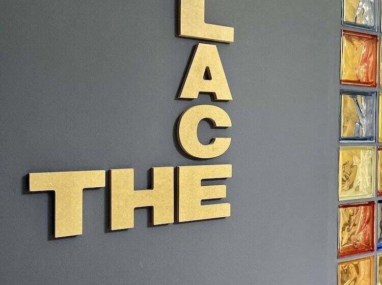 تختخواب و صبحانه The Place