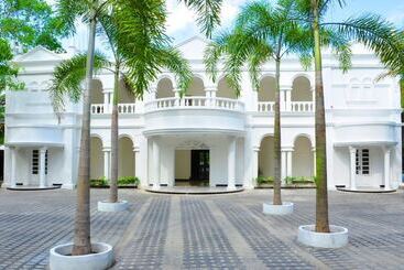 هتل Bougain Villa By Tree