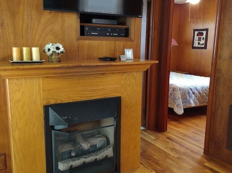 هتل Cozy Creek Cottages