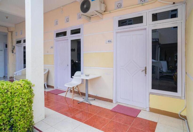 ホテル Reddoorz Syariah At Aura Homestay