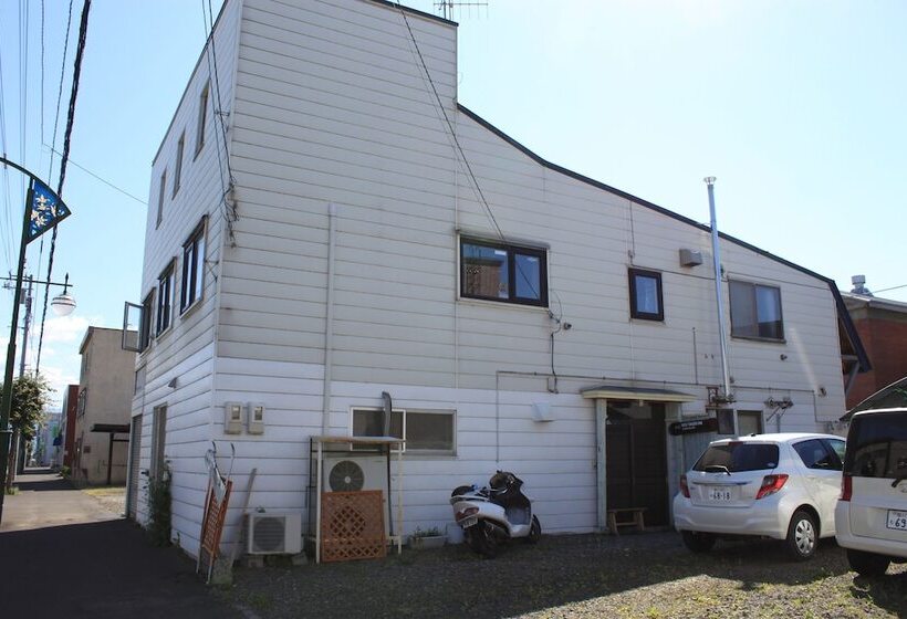بنسيون First Track Inn