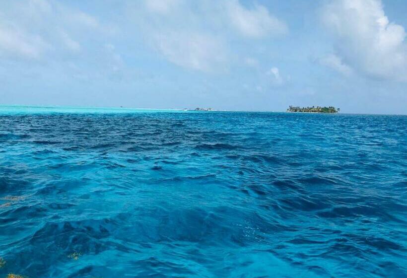 پانسیون Joebi S House Walking Distance To Rocky Cay Beach Ideal For Families Or Groups