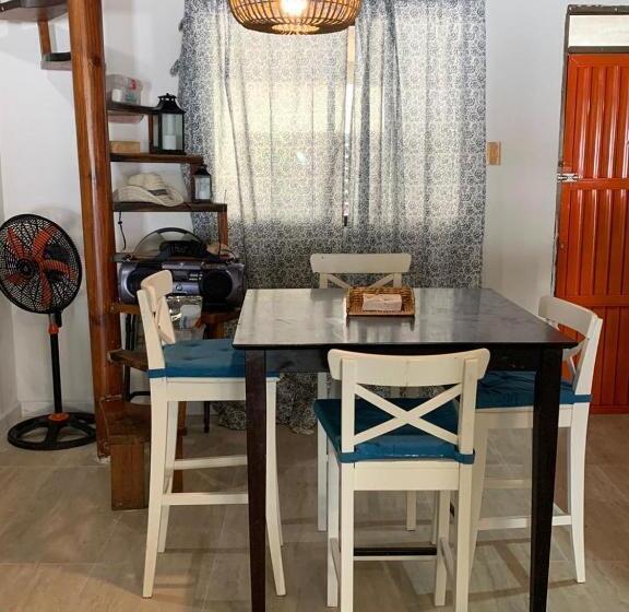 پانسیون Joebi S House Walking Distance To Rocky Cay Beach Ideal For Families Or Groups