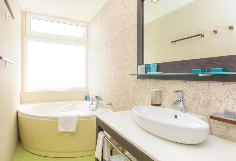 هتل Grand Novi Vinodolski Resort