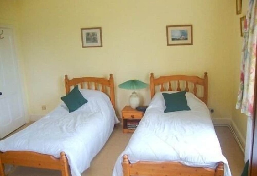 تختخواب و صبحانه Burcombe Manor