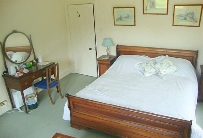 تختخواب و صبحانه Burcombe Manor