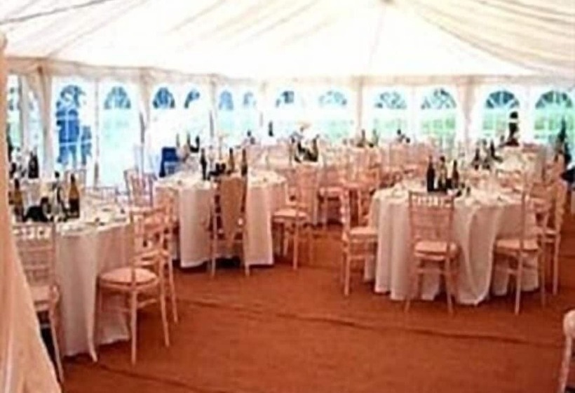 تختخواب و صبحانه Burcombe Manor