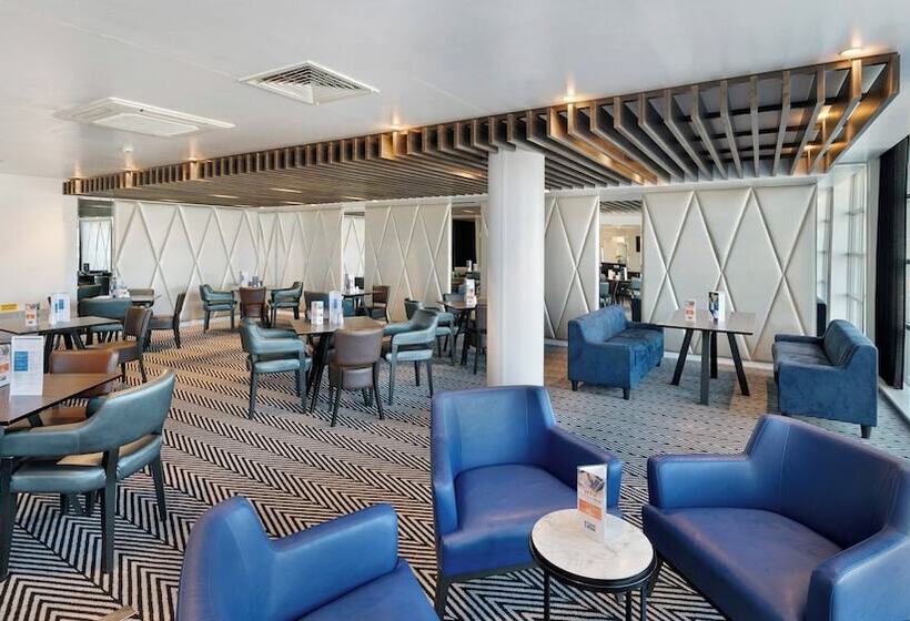 هتل Holiday Inn Express Leigh   Sports Village, An Ihg