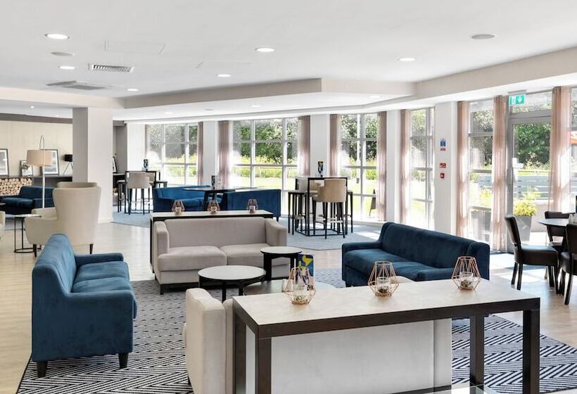 هتل Holiday Inn Express Leigh   Sports Village, An Ihg