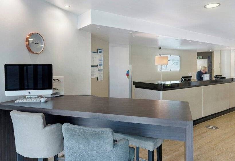 هتل Holiday Inn Express Leigh   Sports Village, An Ihg