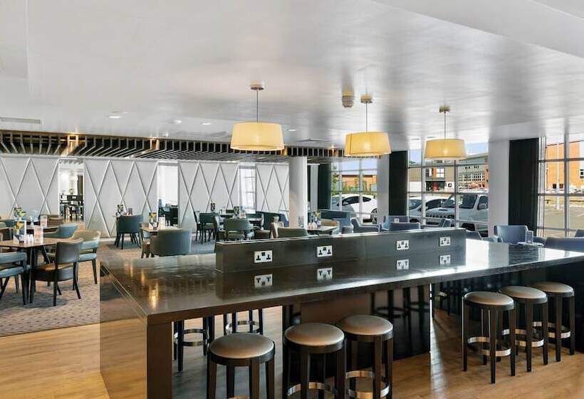 هتل Holiday Inn Express Leigh   Sports Village, An Ihg