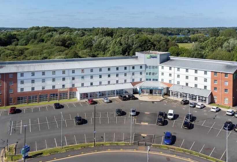هتل Holiday Inn Express Leigh   Sports Village, An Ihg