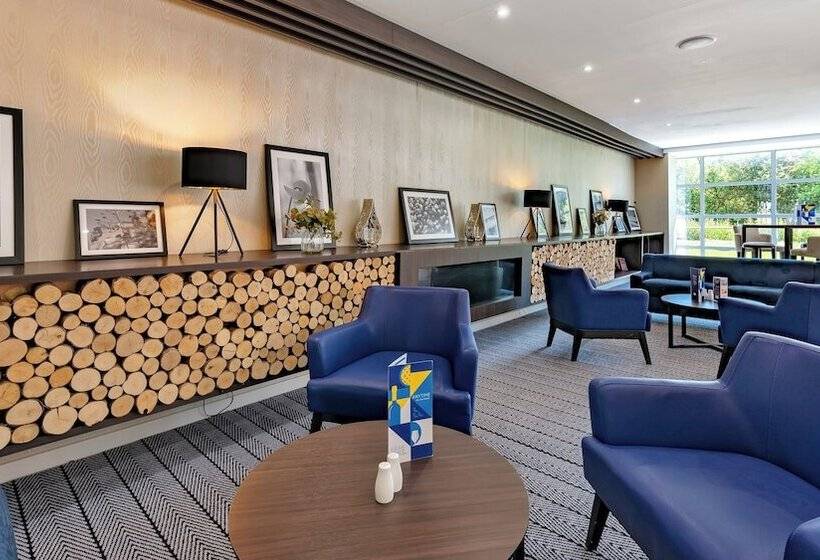 هتل Holiday Inn Express Leigh   Sports Village, An Ihg