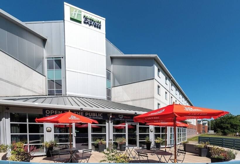 هتل Holiday Inn Express Leigh   Sports Village, An Ihg