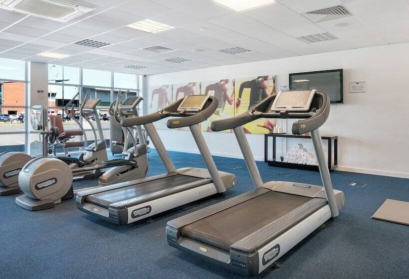 هتل Holiday Inn Express Leigh   Sports Village, An Ihg