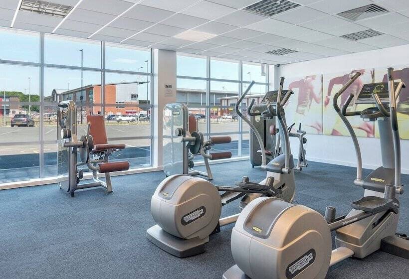هتل Holiday Inn Express Leigh   Sports Village, An Ihg