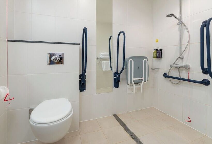 هتل Holiday Inn Express Leigh   Sports Village, An Ihg