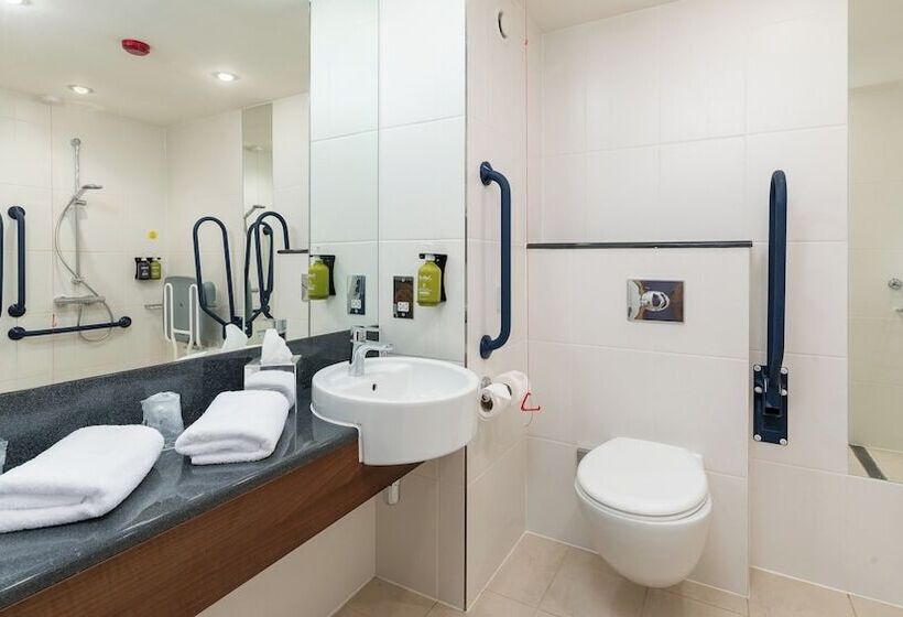 هتل Holiday Inn Express Leigh   Sports Village, An Ihg