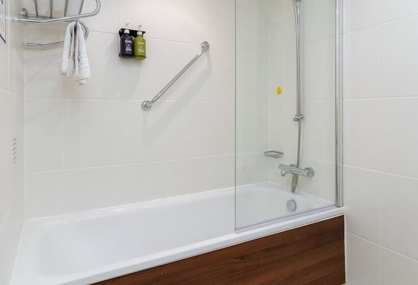 هتل Holiday Inn Express Leigh   Sports Village, An Ihg