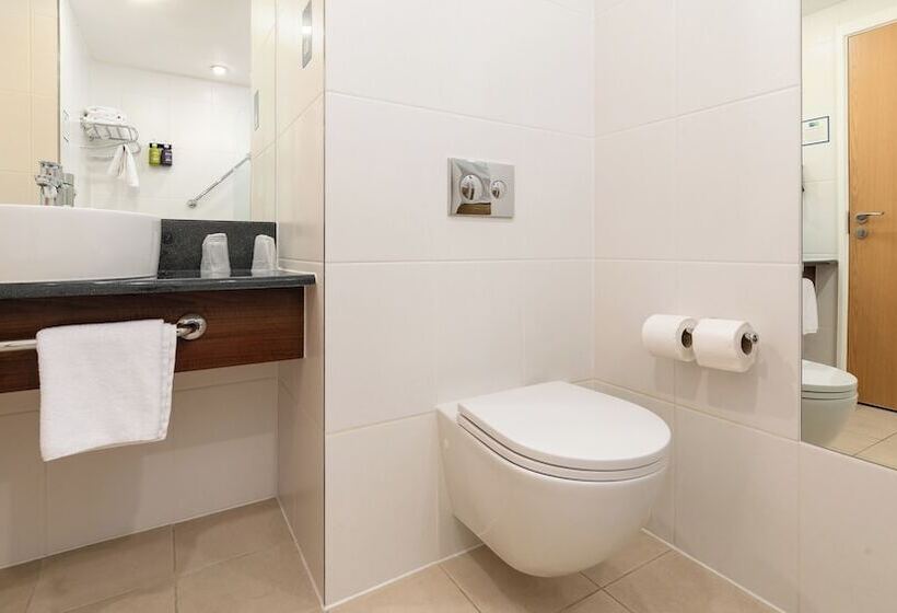 هتل Holiday Inn Express Leigh   Sports Village, An Ihg