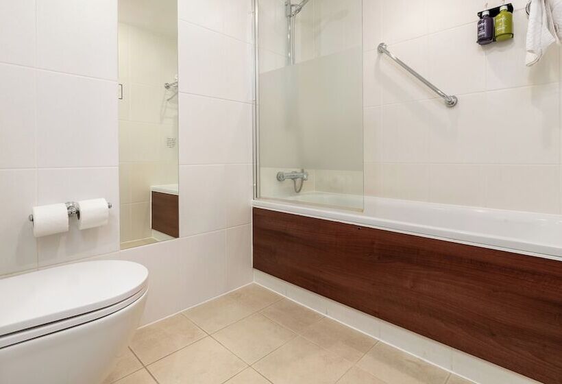 هتل Holiday Inn Express Leigh   Sports Village, An Ihg