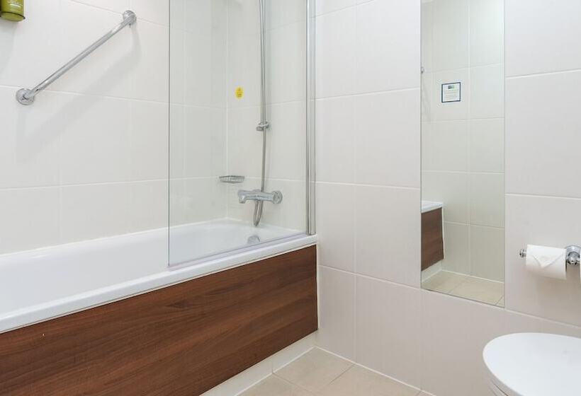 هتل Holiday Inn Express Leigh   Sports Village, An Ihg