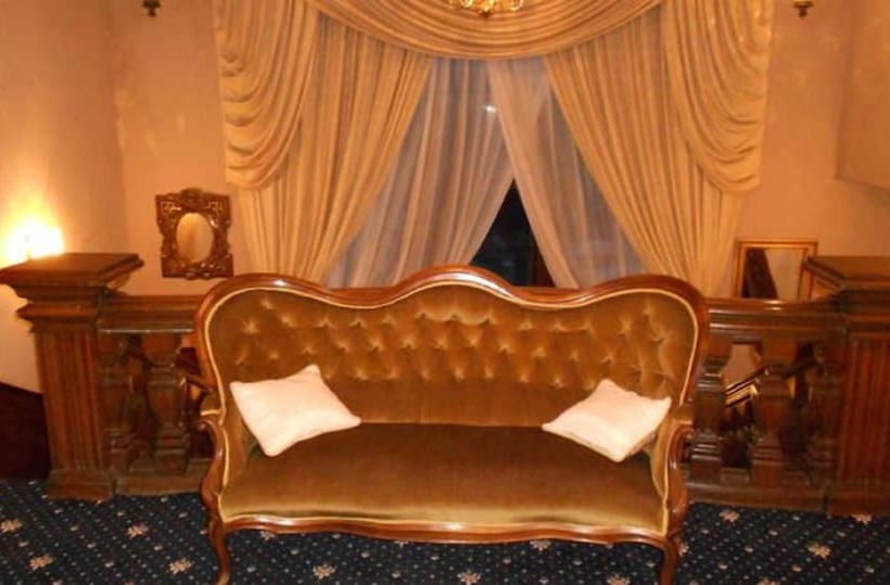 هتل Adamton Country House