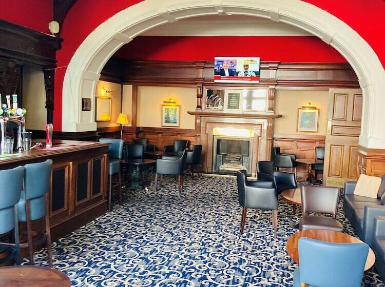 هتل Adamton Country House
