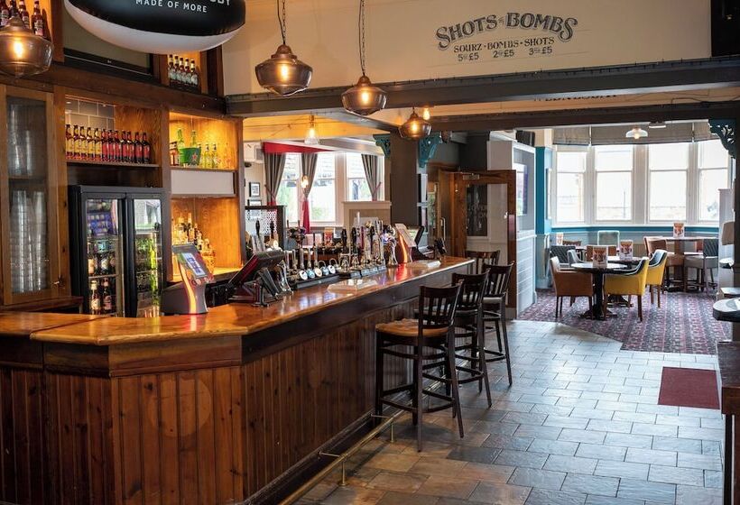 בית מלון כפרי The Fernhurst By Greene King Inns