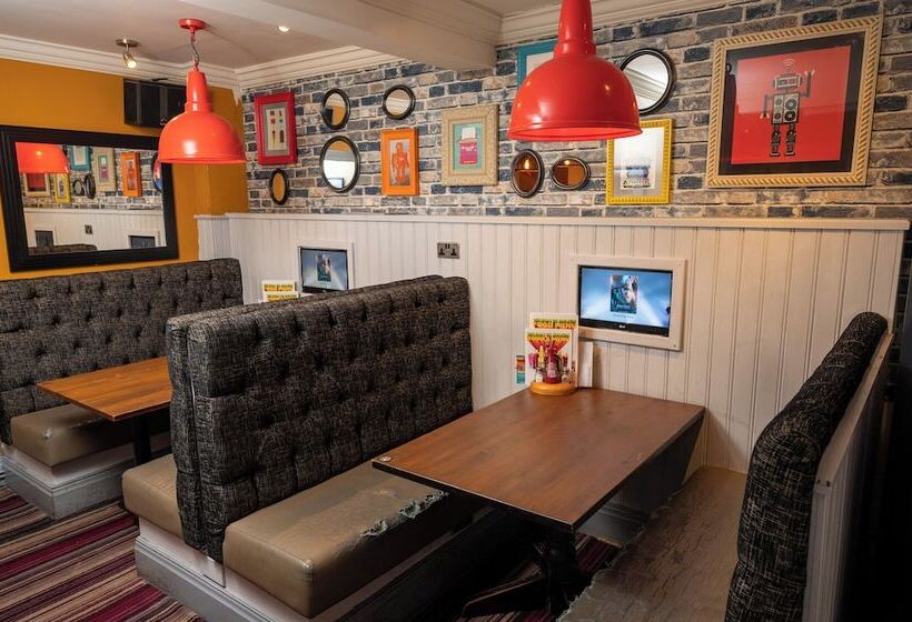 בית מלון כפרי The Fernhurst By Greene King Inns