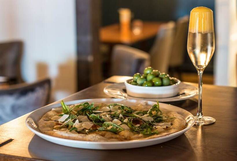 هتل The Saracens Head