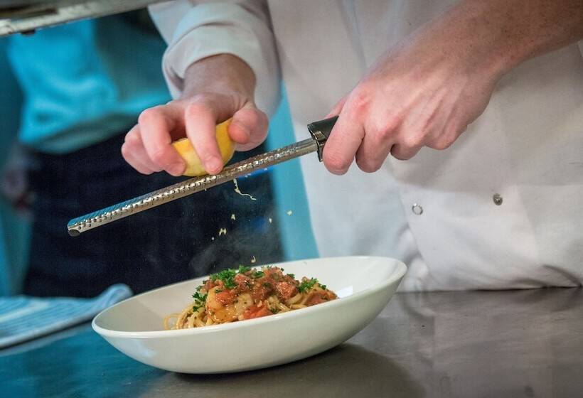 هتل The Saracens Head