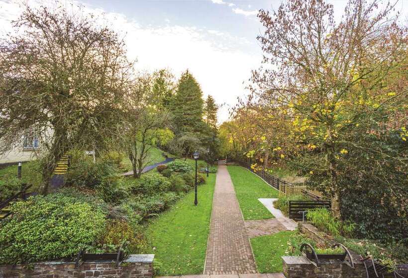 בית מלון כפרי Woodford Bridge Country Club