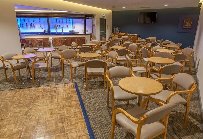 בית מלון כפרי Woodford Bridge Country Club