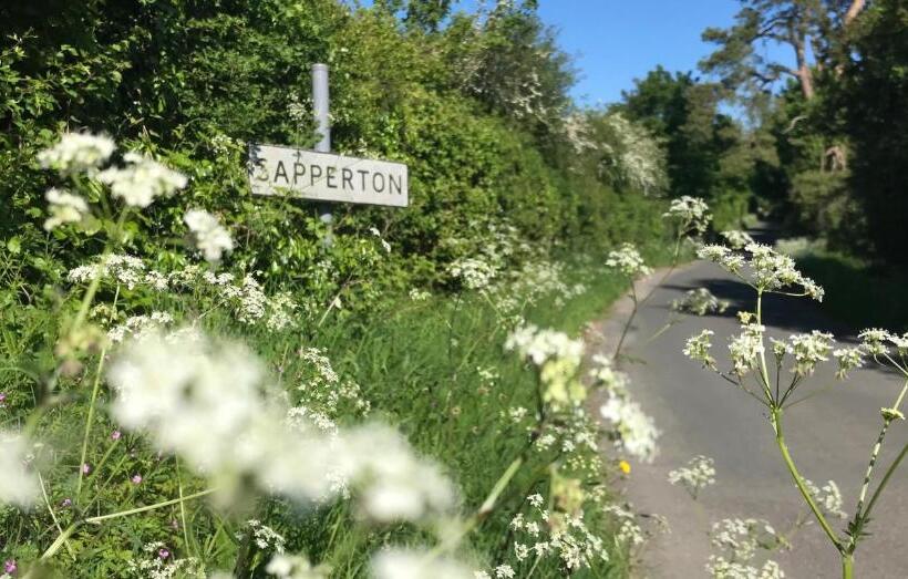 تختخواب و صبحانه The Bell At Sapperton