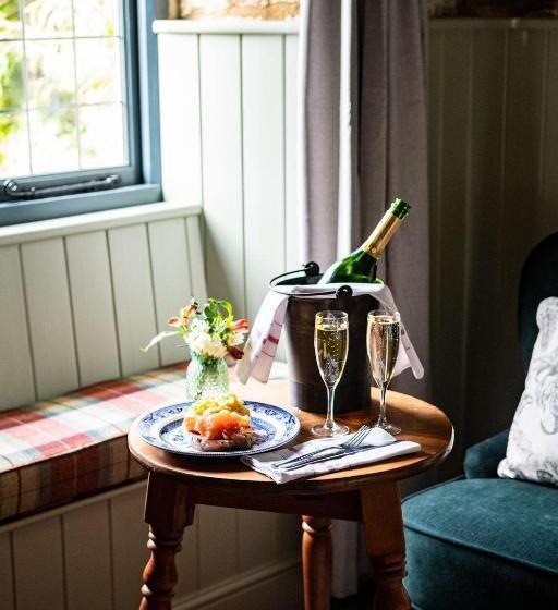 تختخواب و صبحانه The Bell At Sapperton