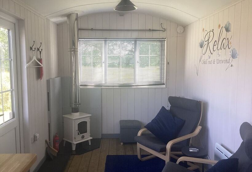 Charming Luxurious Rural Shepherds Hut