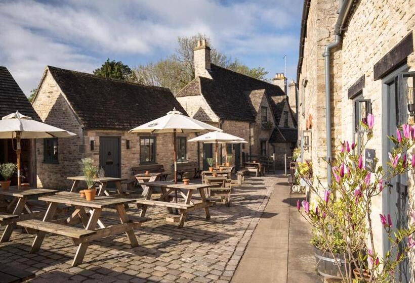 مسافرخانه The Royal Oak Tetbury