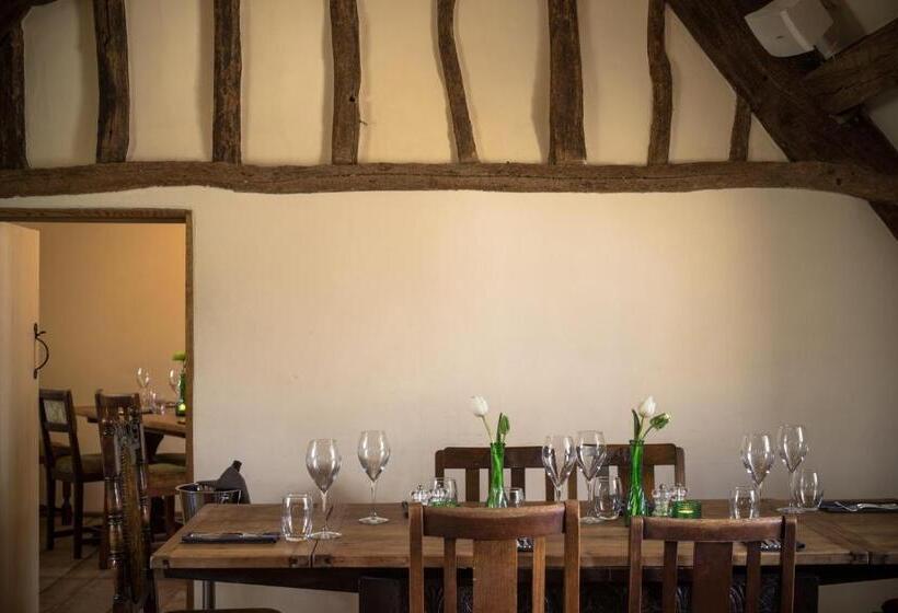 مسافرخانه The Royal Oak Tetbury