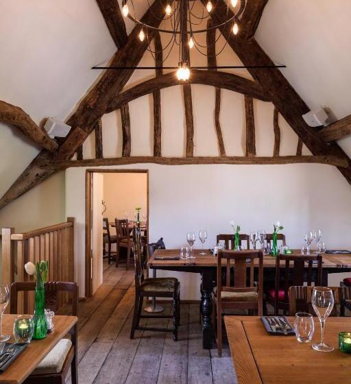 مسافرخانه The Royal Oak Tetbury