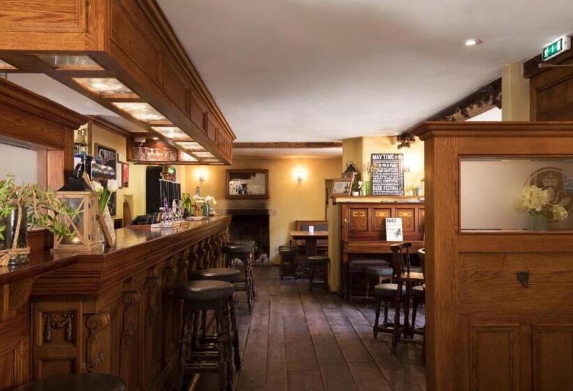 مسافرخانه The Royal Oak Tetbury