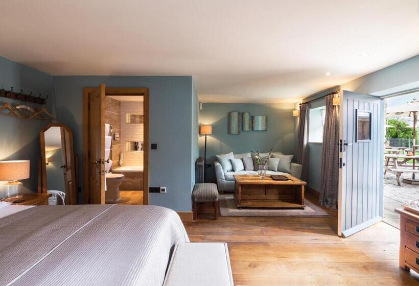 مسافرخانه The Royal Oak Tetbury