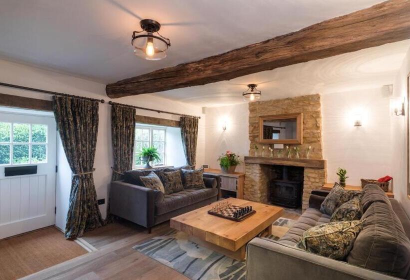 مسافرخانه The Royal Oak Tetbury