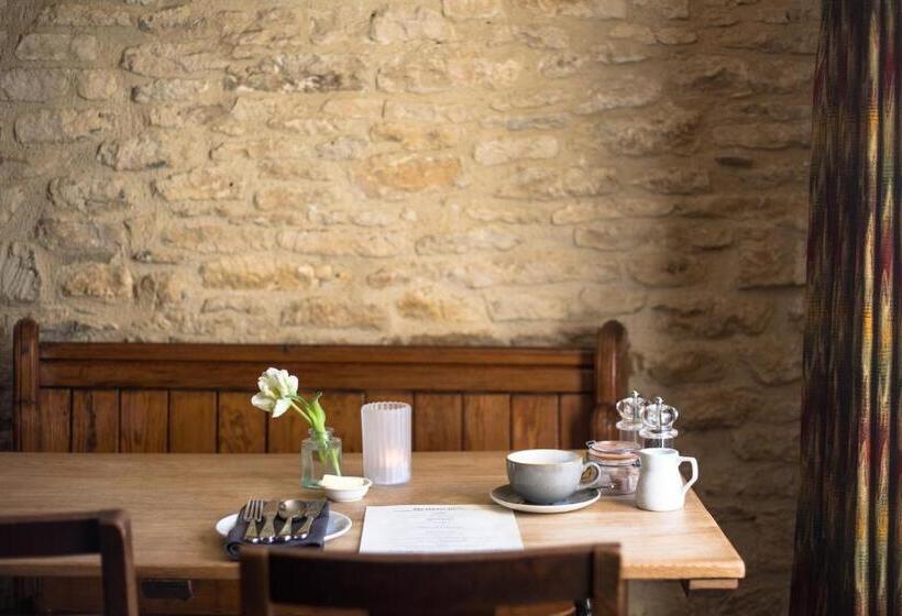 مسافرخانه The Royal Oak Tetbury