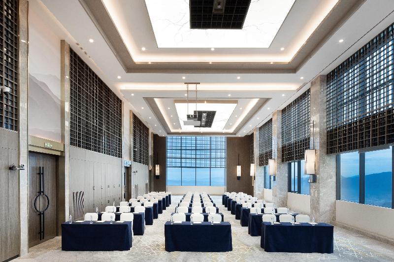 Отель Holiday Inn Resort Mengding Mountain By Ihg