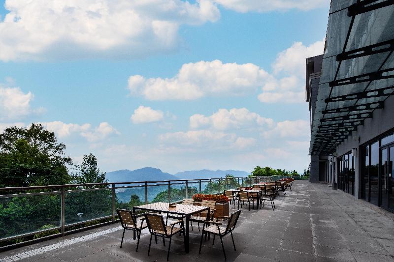 Отель Holiday Inn Resort Mengding Mountain By Ihg