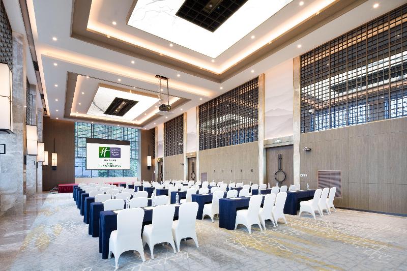 Отель Holiday Inn Resort Mengding Mountain By Ihg