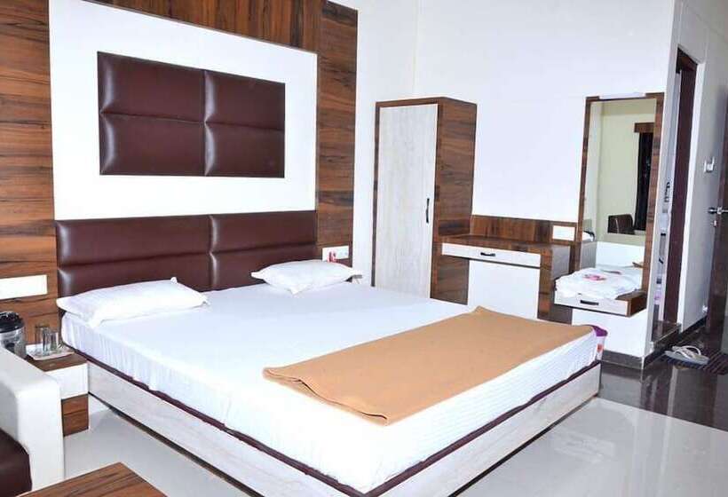 Отель The New Holiday Inn